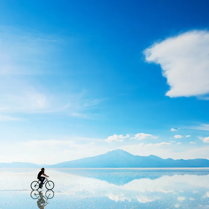 自転車に乗っている人の写真
